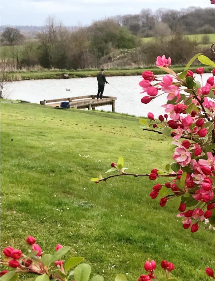 Bransford Farm Fishery & B & B Екстериор снимка
